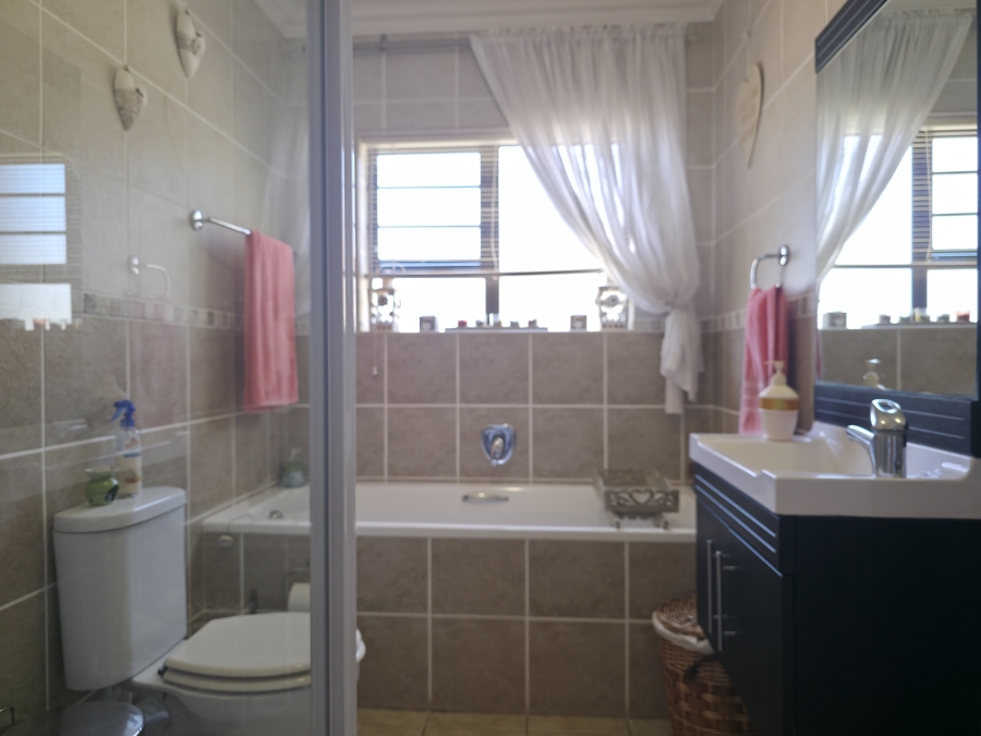 3 Bedroom Property for Sale in Wavecrest Eastern Cape